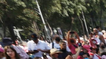 VIDEO: Opositores a AMLO realizan concentración en contra del “plan B” del INE y derriban lona alusiva a Genaro García Luna