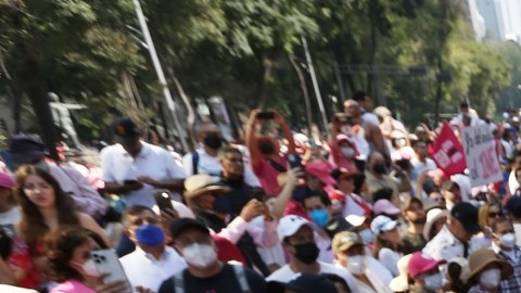 VIDEO: Opositores a AMLO realizan concentración en contra del “plan B” del INE y derriban lona alusiva a Genaro García Luna