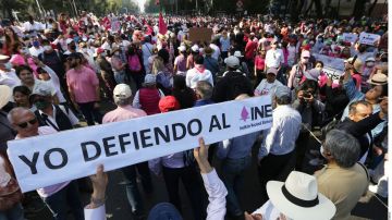 VIDEO: Opositores a AMLO realizan concentración en contra del “plan B” del INE y derriban lona alusiva a Genaro García Luna