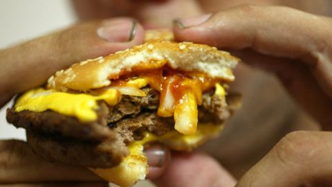 La adicción a la comida chatarra también se detectó en el 23% de los hombres cuya su salud mental es regular o mala