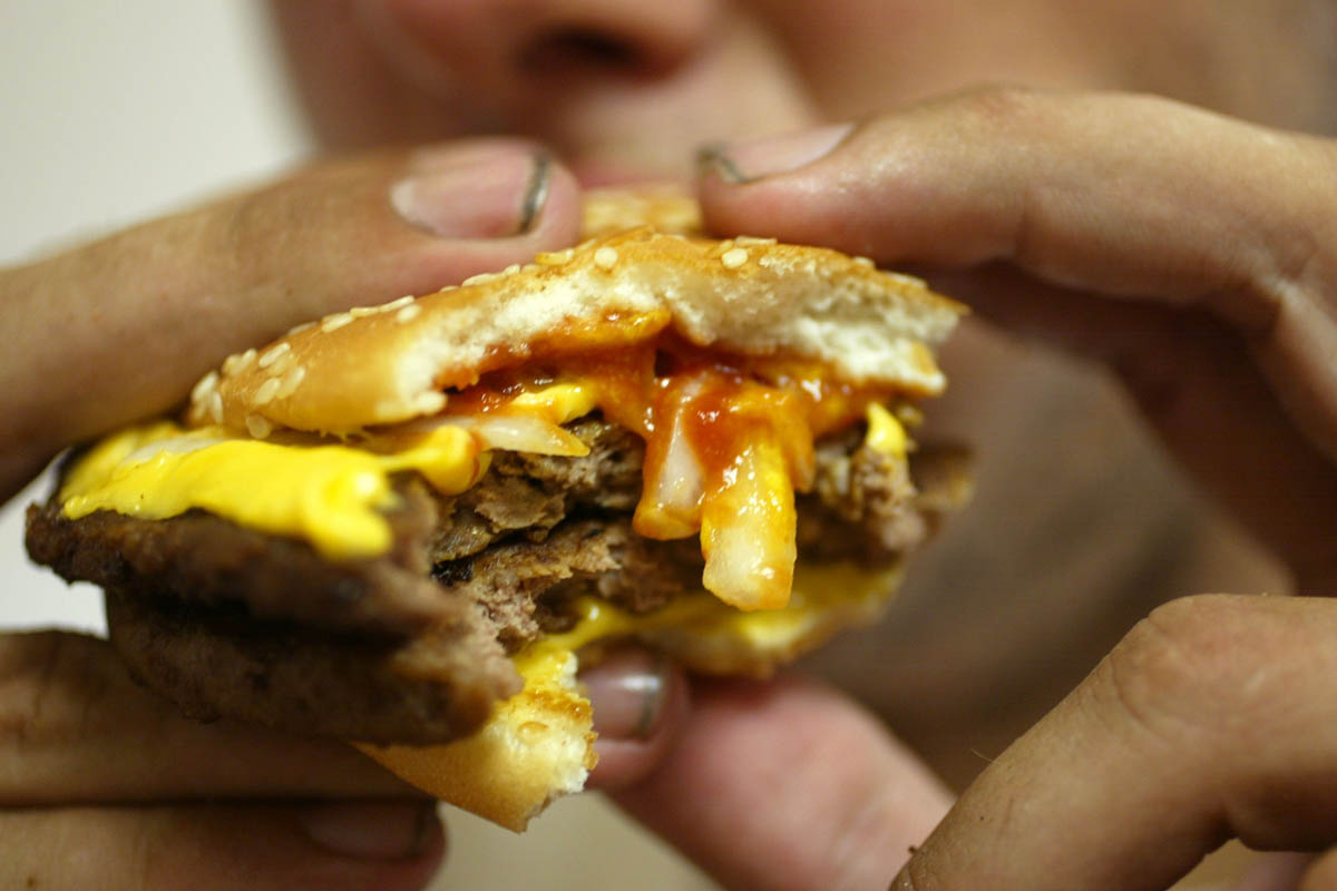 Los individuos adictos a la comida ultraprocesada sufren de abstinencia física, comen más de lo planeado y son incapaces de reducir su elevado volumen de ingesta.