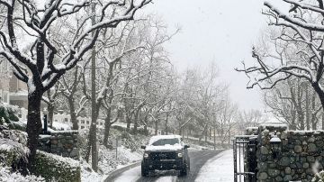 Condado de San Bernardino declaró estado de emergencia ante personas y carreteras atascadas por la nieve