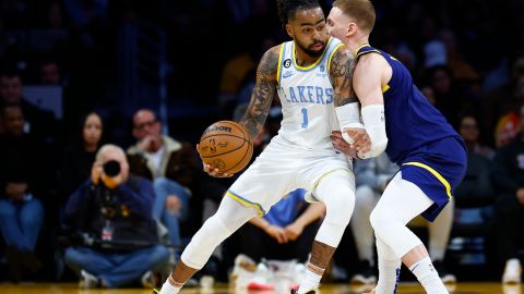 D'Angelo Russell y Donte DiVincenzo disputan un balón en el juego entre Lakers y Warriors.