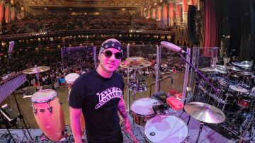 Daniel Rodríguez, percusionista cubano, en el soundcheck del concierto de The Isley Brothers en Detroit 2021.