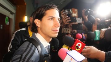 Diego Lainez, durante su llegada al Aeropuerto Internacional de Monterrey previo a su presentación como nuevo jugador de los Tigres.