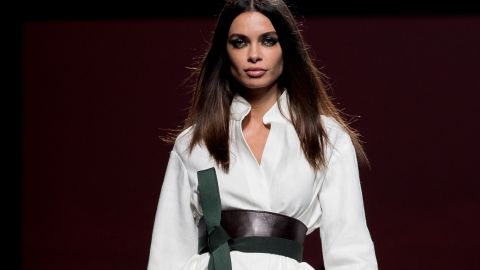 Joana Sanz camina por la pasarela en la Mercedes Benz Fashion Week Madrid Spring.