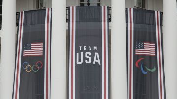 Pancartas del Equipo Olímpico y Paralímpico en el jardín sur de la Casa Blanca.