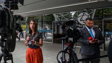 Periodistas a las afueras de un hospital en Brasil por el estado de salud de Pelé.
