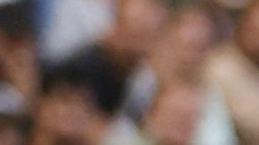 Djevencio van der Kust disputando un balón con Jorge Sánchez en la Liga de Holanda.