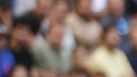 Djevencio van der Kust disputando un balón con Jorge Sánchez en la Liga de Holanda.