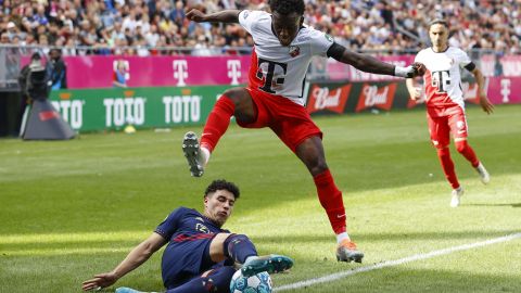 Djevencio van der Kust disputando un balón con Jorge Sánchez en la Liga de Holanda.