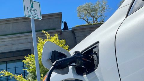 Documentan mejora en salud pulmonar en comunidades de California tras adopción de autos eléctricos