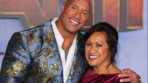 Dwayne Johnson y su madre, Ata Johnson, en el estreno de "Jumanji: The Next Level".