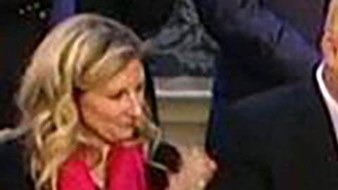 El extraño beso en la boca entre Jill Biden y el esposo de Kamala Harris en el Estado de la Unión