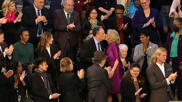El extraño beso en la boca entre Jill Biden y el esposo de Kamala Harris en el Estado de la Unión