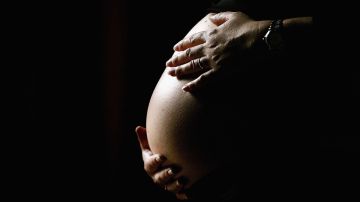 La madre afectada intentó frenar su embarazo, pero la ley de Florida se lo impide
