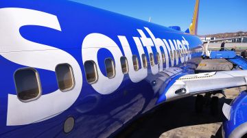 Falleció mujer que quedó paralítica después de caer por la escalera de un avión, cuando el personal de Southwest Airlines se negó a ayudarla