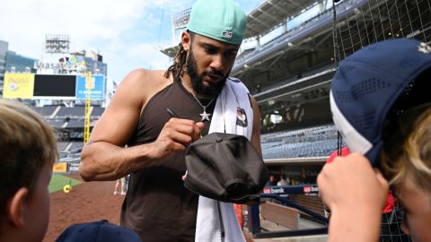 Fernando Tatis Jr. en una firma de autógrafos.