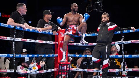 Floyd Mayweather no tuvo problemas en su exhibición contra Aaron Chalmers.