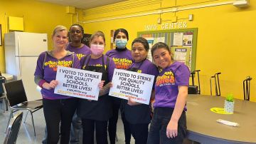 Trabajadoras del Distrito Escolar de LA muestran sus razones del porqué votaron por la huelga.