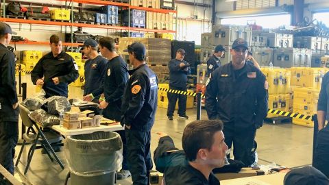 Bomberos del condado de LA se alistan para partir mañana a Turquía.