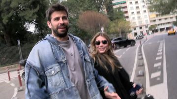 Gerard Piqué, ex de Shakira y ex jugador del FC Barcelona, caminando con su novia Clara Chía Martín por las calles de Barcelona.