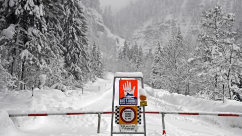 Mueren 2 esquiadores tras quedar atrapados en avalancha en Colorado