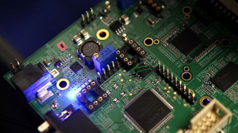 EE.UU. lanza las primeras subvenciones para incentivar la fabricación nacional de chips