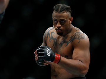 Greg Hardy durante su pelea contra Dmitrii Smoliakov en UFC en 2019.