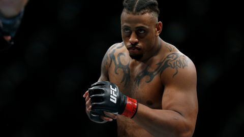 Greg Hardy durante su pelea contra Dmitrii Smoliakov en UFC en 2019.