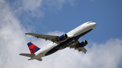 VIDEO: Terror en el aire, motor de un avión de Delta Airlines se incendia y obliga aterrizaje en Escocia