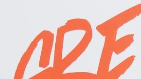 Yanet García luce sus curvas elegantemente.