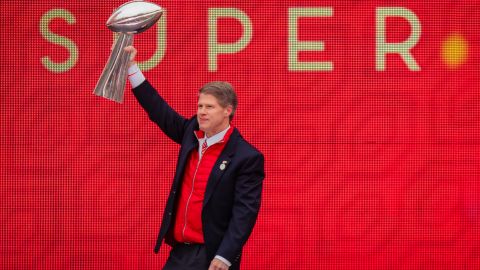 Clark Hunt y el trofeo vince Lombardi tras el Super Bowl LIV.