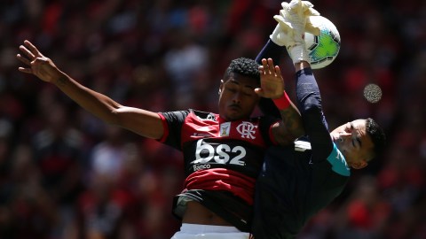 Jugadores del fútbol brasileño disputando un balón.