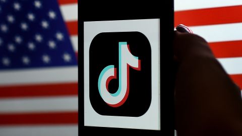 Casa Blanca advierte que agencias gubernamentales tienen 30 días para eliminar TikTok de dispositivos federales