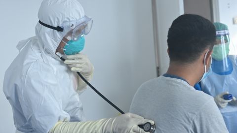 Aumentar el sueldo a los trabajadores de salud, una solución para enfrentar la insuficiencia de personal en hospitales y asilos. (Getty Images)