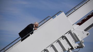 VIDEO: Joe Biden tropieza otra vez en escaleras antes de abordar el Air Force One a su regreso de Polonia a EE.UU.