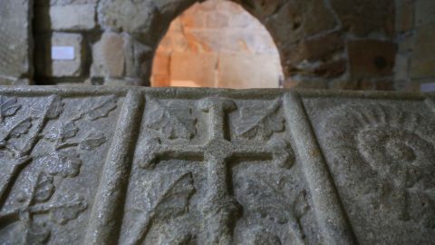 Descubren majestuoso castillo medieval en las profundidades de un bosque español