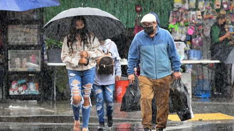 Tormenta de invierno que trajo nieve rara a partes de California ahora se mueve hacia el este; Texas y Kansas en alerta