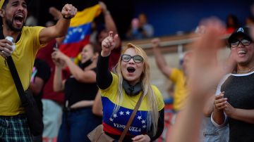 Aficionados venezolanos animan a su equipo durante el partido de béisbol de la Serie del Caribe entre Venezuela y Puerto Rico.