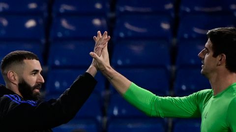 Thibaut Courtois (D) y Karim Benzema (I).