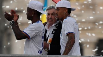 Vinícius Jr, Carlo Ancelotti y Éder Militao celebrando su título más reciente de La Liga.
