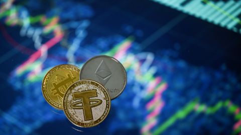 Mujer de Nueva York es acusada de financiar grupos terroristas a través de criptomonedas y tarjetas de Google Play