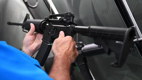 Descubren a hombre de Nueva Jersey que intenta abordar vuelo con fusil AR-15, Taser e insignia falsa de U.S. Marshal