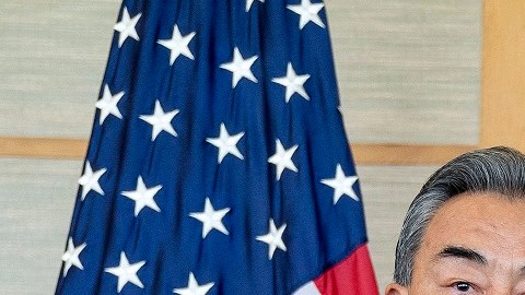 El ministro de Relaciones Exteriores de China, Wang Yi, y el secretario de Estado de EE.UU., Antony Blinken.
