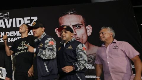 José Benavidez Sr. (c), ex boxeador y padre de pugilistas.