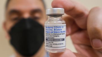 Moderna anuncia que hará que la vacuna COVID sea gratuita incluso para personas sin seguro