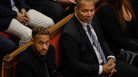 Neymar Jr. y su padre durante un juicio en Barcelona, España.