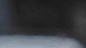 Una trabajadora electoral de Miami-Dade sella una boleta de votación en un buzón el 8 de noviembre de 2022.