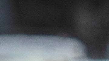 Una trabajadora electoral de Miami-Dade sella una boleta de votación en un buzón el 8 de noviembre de 2022.